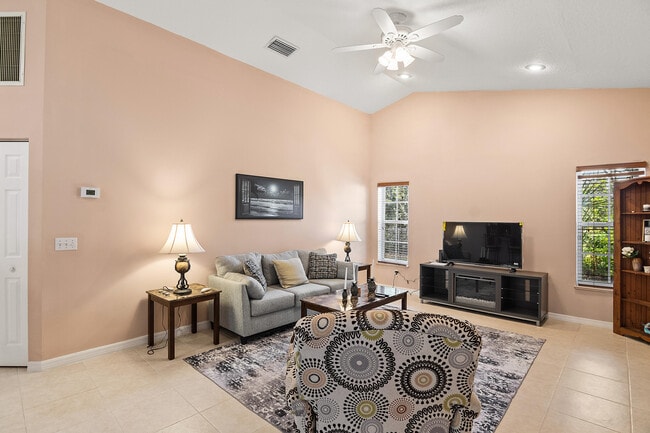 Building Photo - 922 Jackson Way