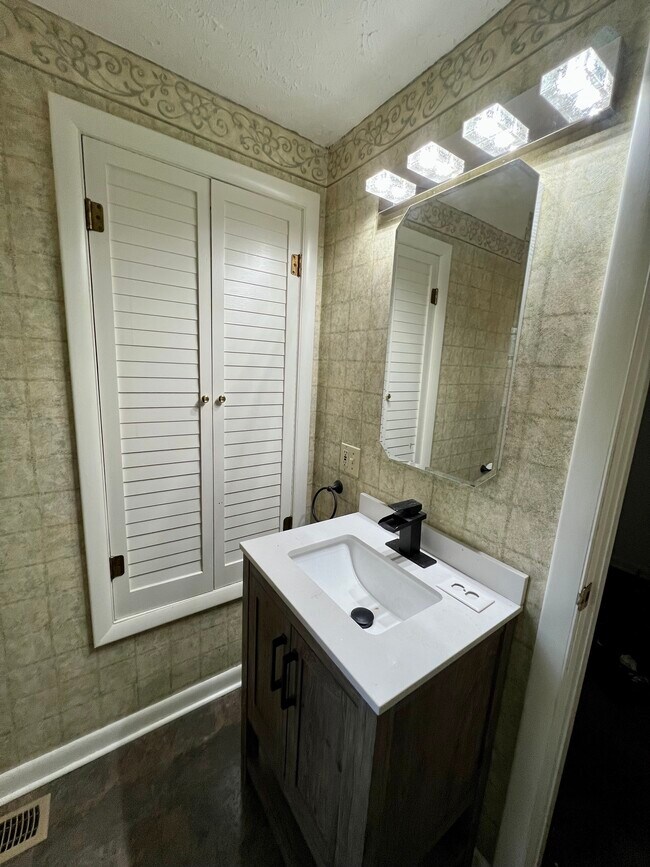 Building Photo - 200 E Glendora Dr