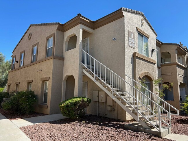 Primary Photo - SPACIOUS 2 BEDROOM, 2 BATHROOM UPSTAIRS CO...