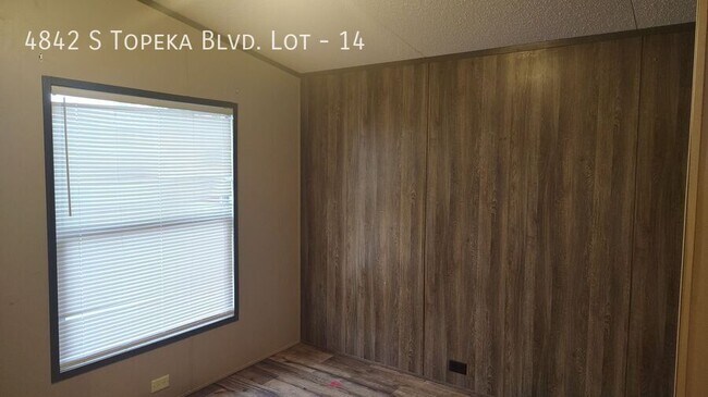 Building Photo - 4842 SW Topeka Blvd