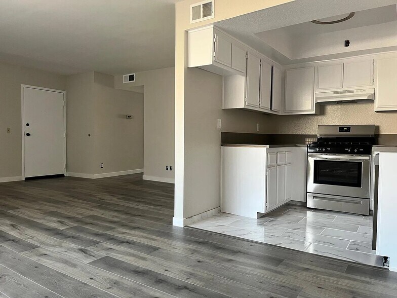 Building Photo - 544 E Tujunga Ave