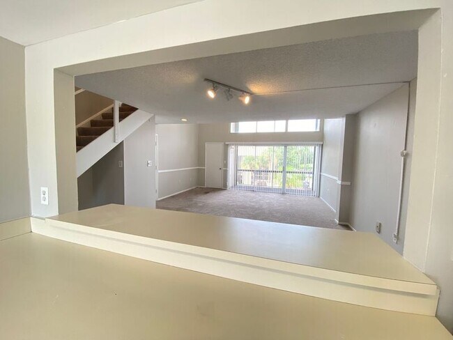Building Photo - 566 Orange Dr