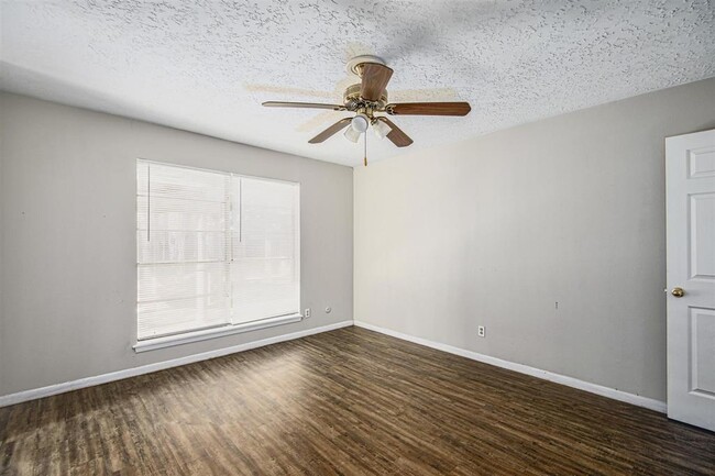 Building Photo - 22807 Canyon Lake Dr