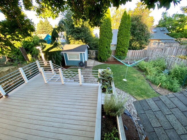 Building Photo - Wonderful Portland Bungalow in SE Portland...