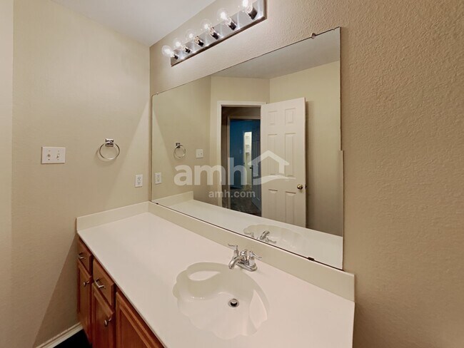 Building Photo - 2809 Mitchell Ln