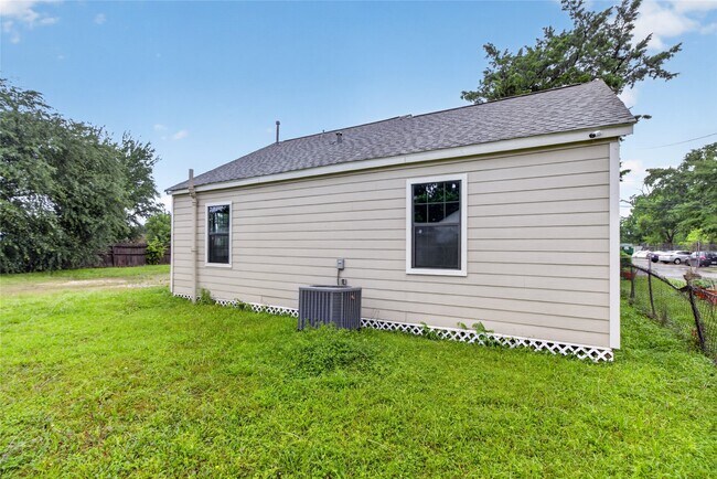 Building Photo - 428 Van Molan St