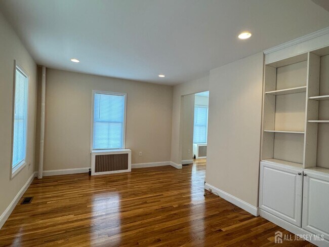 Building Photo - 150 George St