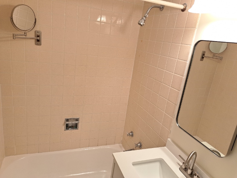 Building Photo - 617 Dauphine St