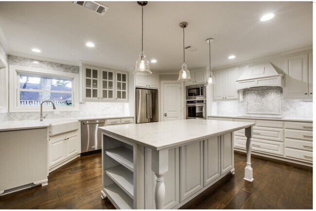 Building Photo - 4024 Inwood Rd