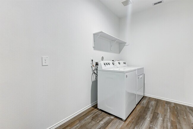 Building Photo - 24303 Alto Gdn Dr