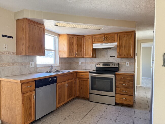 Building Photo - 7303 Deerfield Dr