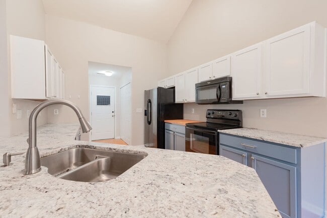 Building Photo - Serenity Meets Everyday Convenience!