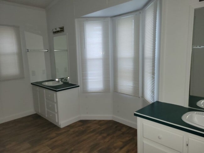 Building Photo - Ready to Move in!