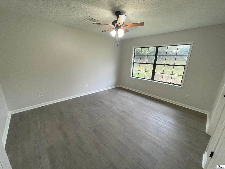 Building Photo - 121 Clearwater Cir