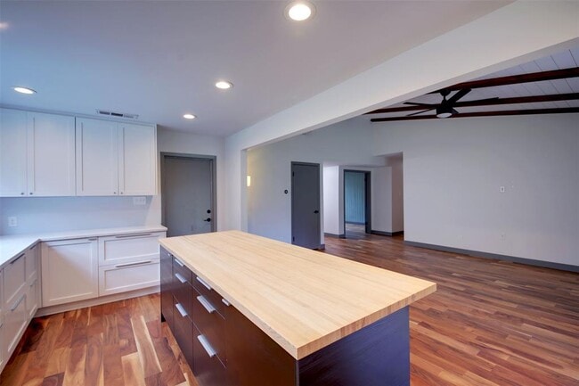 Building Photo - 11813 Highland Oaks Trail