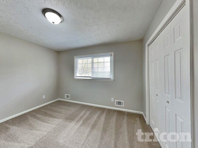 Building Photo - 425 Monivea Ln