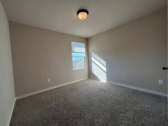 Building Photo - Town home for rent