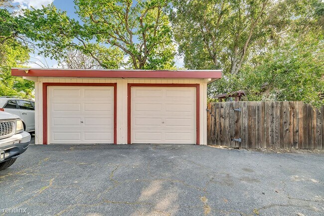 Building Photo - 2 br, 1 bath Duplex - 135 Warren Avenue B