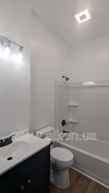 Building Photo - 566 Greenfield Ave