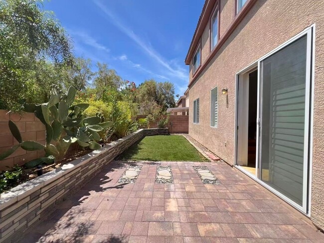 Building Photo - 538 Los Hermanos St