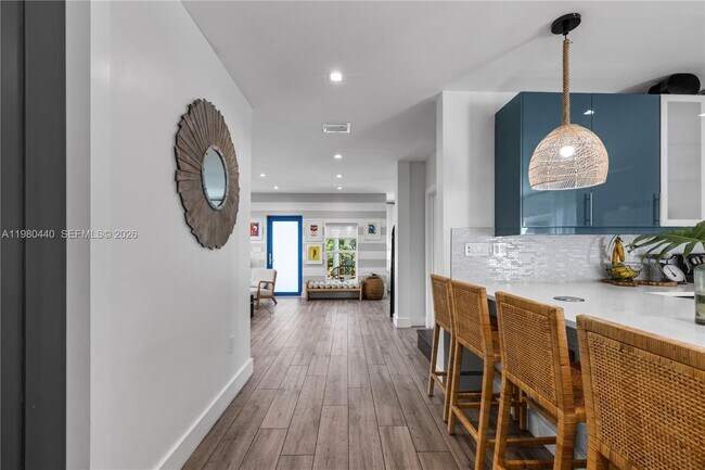 Building Photo - 1121 NE 85th St