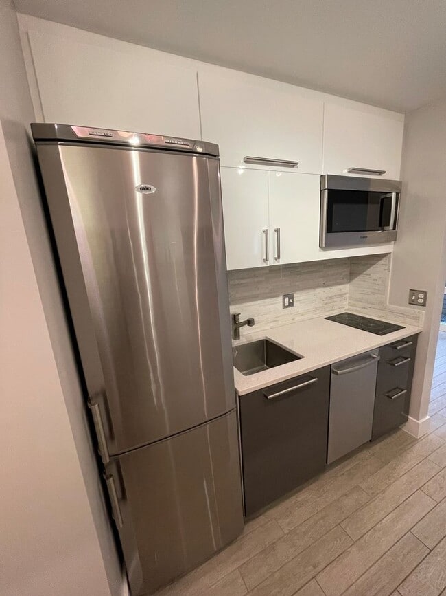 Building Photo - Logan Circle Beautifully Renovated Studio Apartment