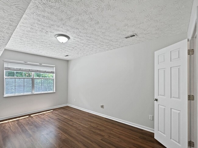 Building Photo - Fantastic 2BR / 2BA condo in prime West Kn...