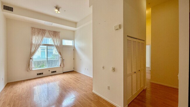 Building Photo - Urban Oasis on Valencia St – 2BR/1BA with ...