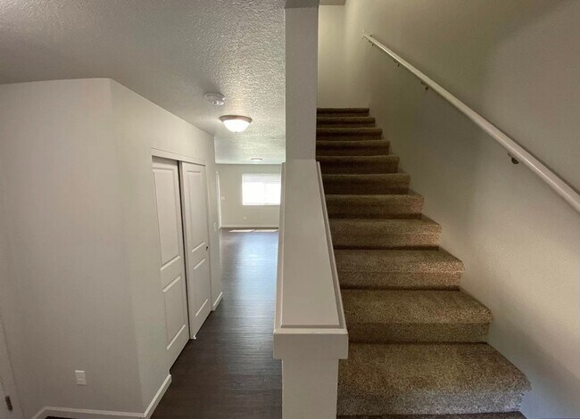 Building Photo - Available now! 3 bedroom ~ 2.5 Bathroom st...