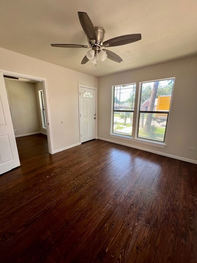 Building Photo - Cute 2/1 Home in West San Antonio
