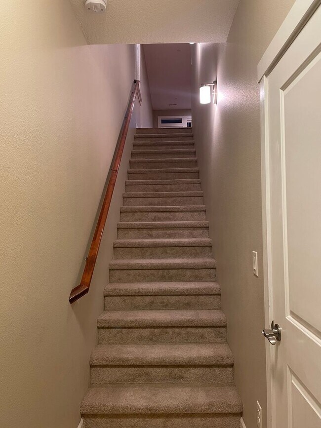 Building Photo - NEWER LUXURY Style Townhouse with a gorgeo...