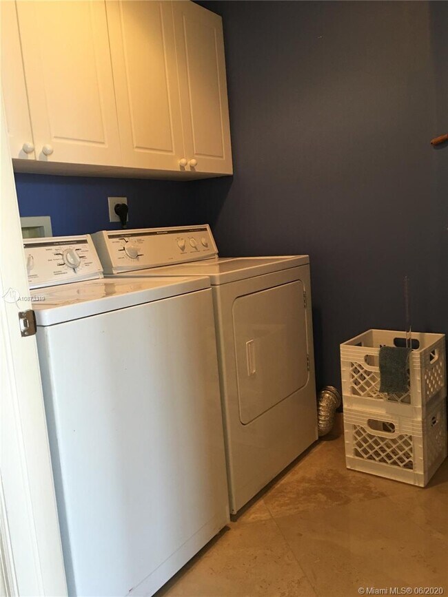 Building Photo - 100 S Birch Rd