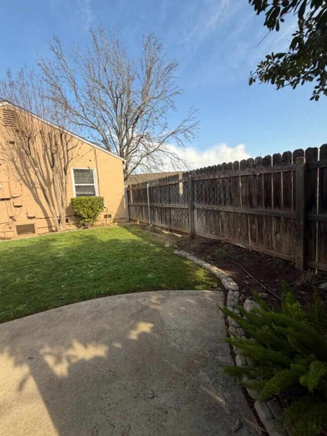 Building Photo - Charming 3-Bedroom Home on a Corner Lot