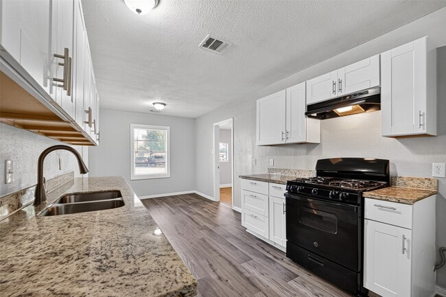 Building Photo - 4909 Holloway Dr