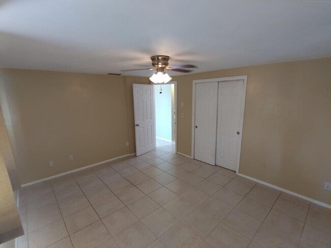 Building Photo - 2/1/1 with BONUS ROOM, 1000 Sq. Ft. with custom tile in bathroom & renovated kitchen!!