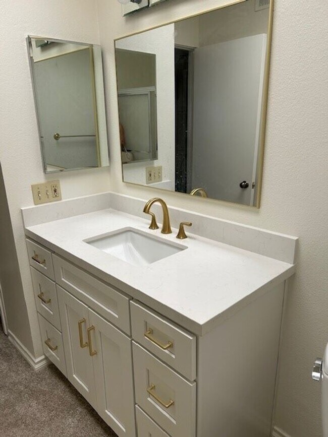 Building Photo - Single level 2-bedroom 2-bath home in private community of Ocean Hills