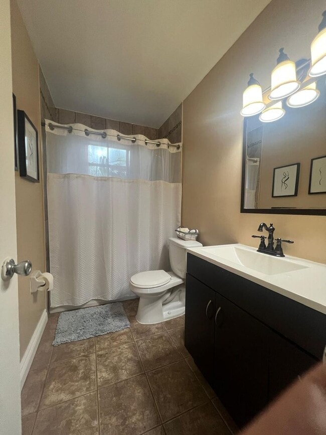 Building Photo - Fully Furnished 1-Bedroom Retreat in Windm...