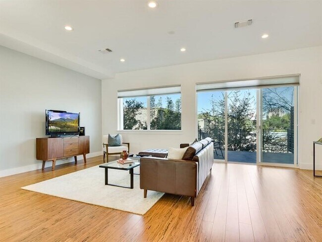 Building Photo - 1801 E 2nd St