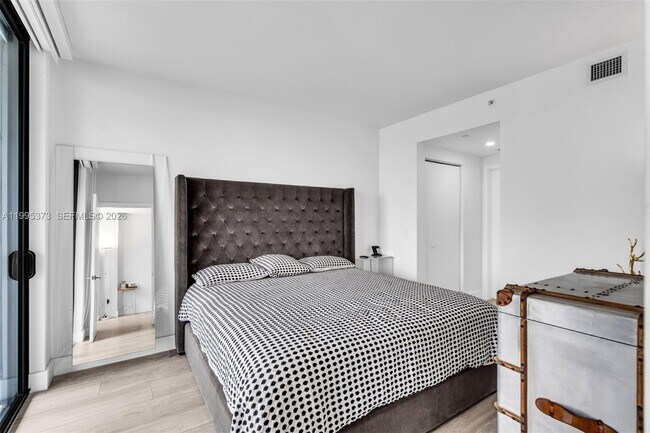 Building Photo - 121 NE 34th St