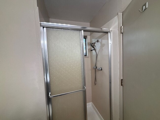 Building Photo - CHARMING 3 BEDROOM 2 BATHROOM SINGLE-STORY IN STOCKTON!