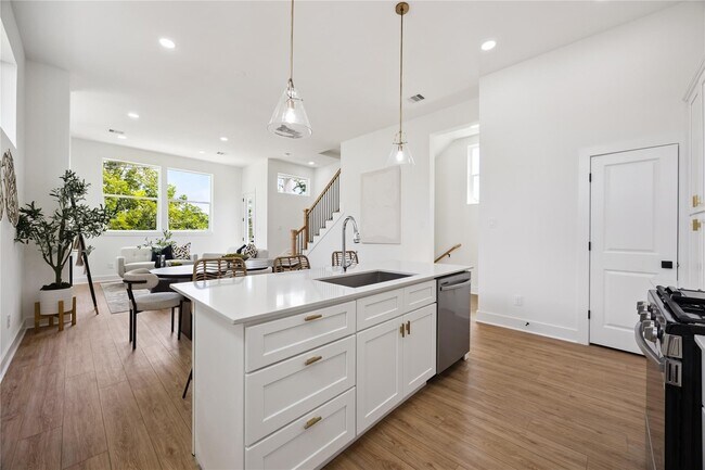 Building Photo - 835 D Rachel St