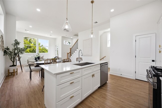 Building Photo - 835 Rachel St