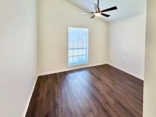 Building Photo - Newly renovated 3BR 2 bath home in Bartlett with separate Living Rm & Den!