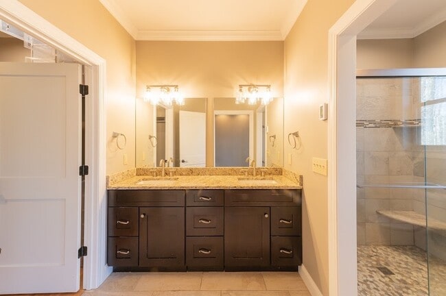 Building Photo - 211 Spicewood Dr