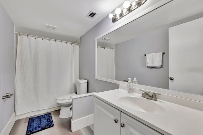 Building Photo - 2200 S Cypress Bend Dr