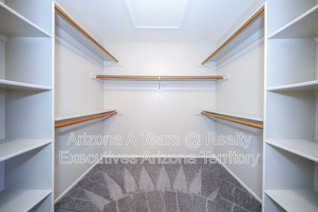 Building Photo - 10204 E Kensington Dr