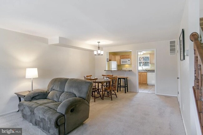 Building Photo - 933 Elm Rd