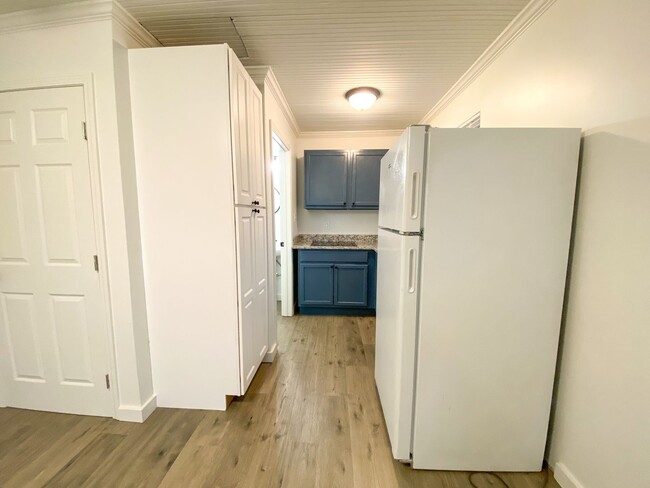 Building Photo - Recently renovated efficiency apartment in...