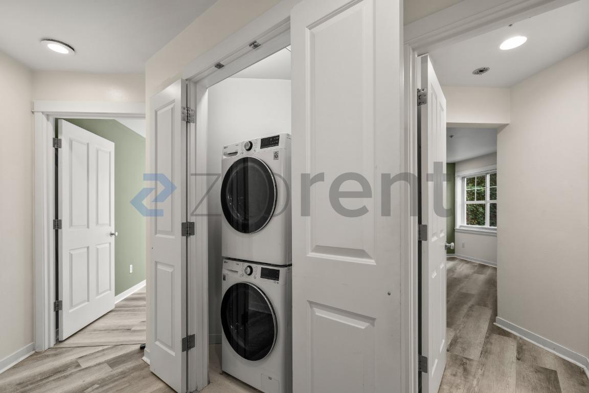 Building Photo - Unit 102