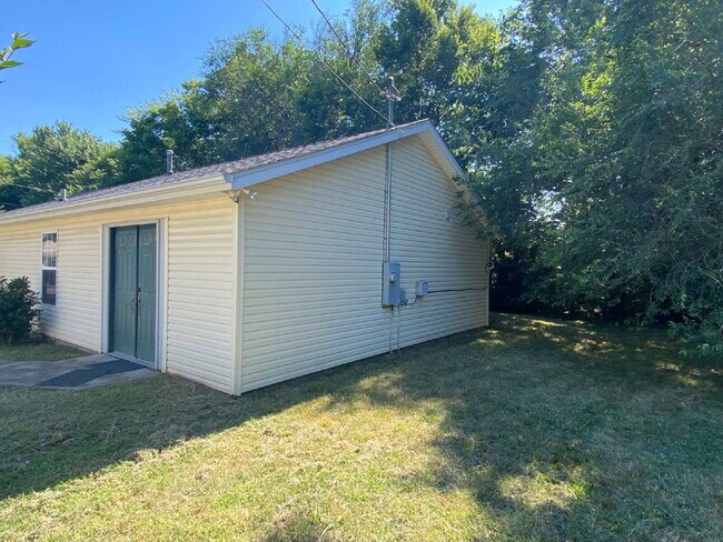 Building Photo - "Cozy 3-Bed Oasis with 2 Baths in Vibrant ...